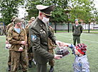 Витебские десантники поздравили воспитанников детского дома с Днём защиты детей