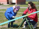 Волонтёры БРСМ помогли благоустроить детские площадки в Гродненской области