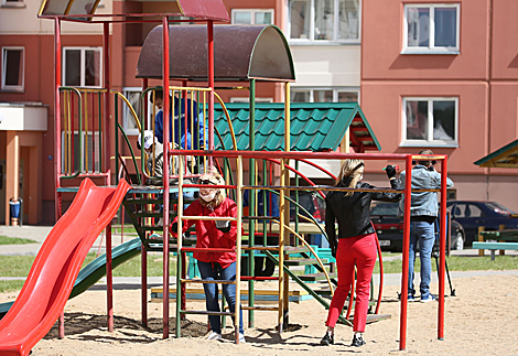 Волонтёры БРСМ помогли благоустроить детские площадки в Гродненской области