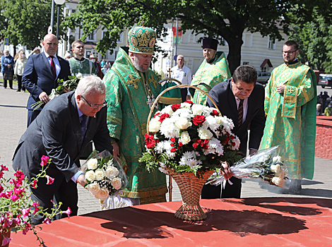 Wreath laying to the monument to Saint Euphrosyne 