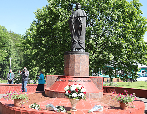 Wreath laying to the monument to Saint Euphrosyne 