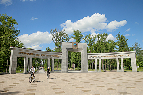 Цэнтральны ўваход у Парк Перамогі