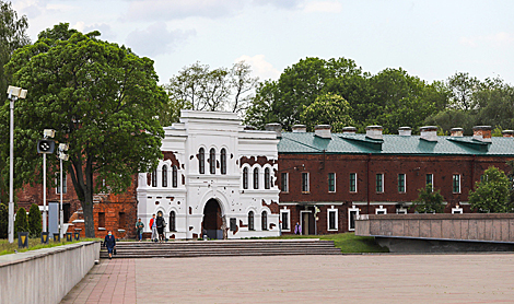 霍勒姆斯基大门：从礼仪广场的侧面看