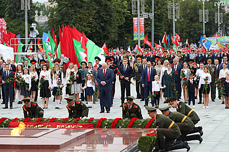 The flower ceremony on Victory Square in Minsk