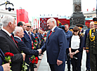 Александр Лукашенко на церемонии возложения цветов на площади Победы