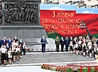 Александр Лукашенко на церемонии возложения цветов на площади Победы
