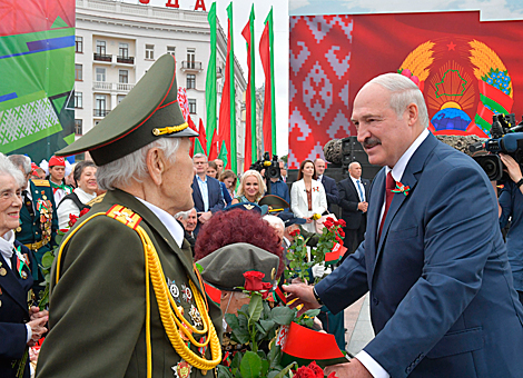 Aleksandr Lukashenko during talks to veterans during the event