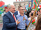 Александр Лукашенко во время праздничного мероприятия 