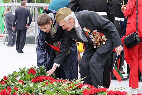 The flower ceremony on Victory Square in Minsk