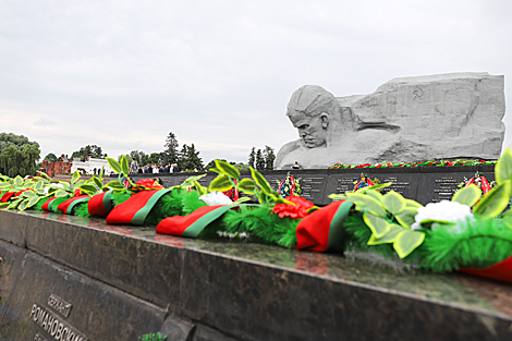 Flower ceremony in Brest Hero Fortress