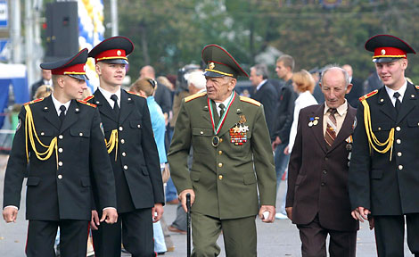 Full Cavalier of the Order of Glory Viktor Vetoshkin with students of the Gomel Lyceum of the Emergencies Ministry, 2006