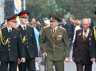 Поўны кавалер ордэнаў Славы Віктар Вятошкін з кадэтамі Гомельскага ліцэя МНС. 2006 год

