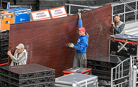 Mounting the equipment and setting the stage of the Slavianski Bazaar in Vitebsk