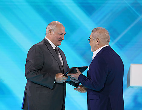 Lukashenko presented the Union State awards to litterateurs and artists