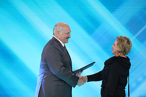 Lukashenko presented the Union State awards to litterateurs and artists