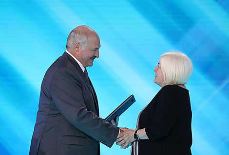 Lukashenko presented the Union State awards to litterateurs and artists