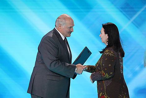 Lukashenko presented the Union State awards to litterateurs and artists