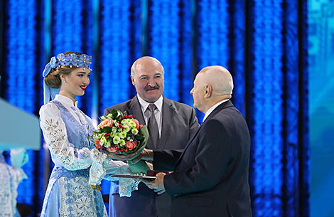 Lukashenko presented the Union State awards to litterateurs and artists