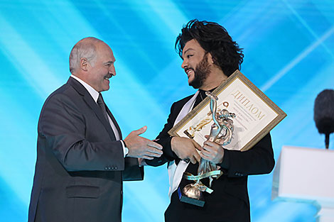 Lukashenko presented the special award of the Belarusian president “Through Art - to Peace and Mutual Understanding”