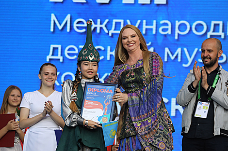 扎斯明·特列乌姆别托娃(哈萨克斯坦)为二等奖获得者