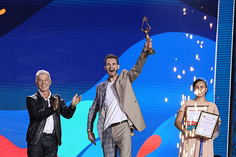 罗曼·沃洛兹涅夫赢得了维捷布斯克斯拉夫集市2020表演比赛的大奖