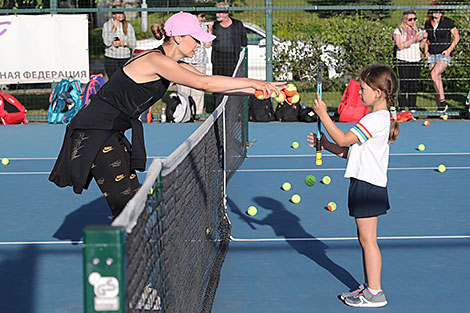 The clinic of Aliaksandra Sasnovich for young tennis players