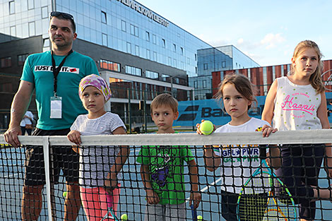 The clinic of Aliaksandra Sasnovich for young tennis players