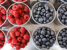 Сезонные ягоды на прилавках Комаровского рынка 