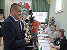 莫吉廖夫州州长列昂尼德·扎亚茨在投票站