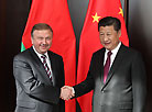 Председатель Китайской Народной Республики Си Цзиньпин и премьер-министр Беларуси Андрей Кобяков