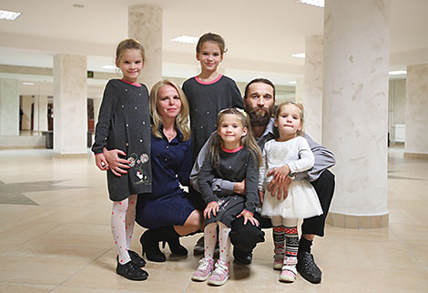 Мама пятерых девочек Наталья Леонова и ее семья