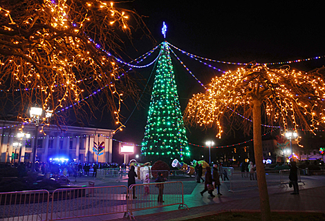 白罗斯点亮新年的灯火：闪闪发光的新年枞树，舒适的街道，节日的灯光和圣诞节市场—来自全国各地的报道