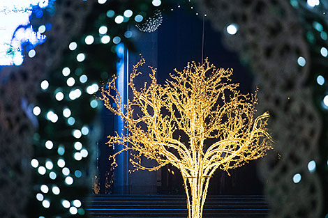 十月广场上的主新年枞树