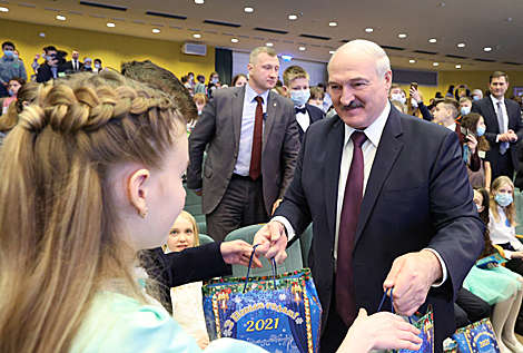 Аляксандр Лукашэнка на дабрачынным навагоднім свяце для дзяцей