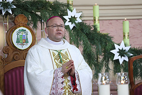 Епископ Александр Яшевский на богослужении в костеле Святого Станислава