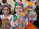 Витебские десантники поздравили воспитанников детского дома с новогодними праздниками