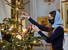 等待圣诞节：在圣灵主教大教堂里装饰圣诞树
