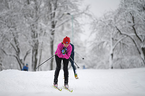 明斯克居民在韦斯尼扬卡小区的旱冰滑雪道上