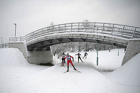 明斯克居民在韦斯尼扬卡小区的旱冰滑雪道上