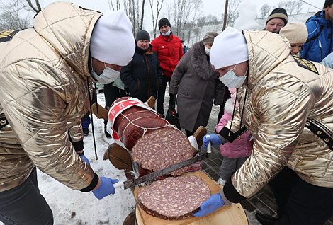 Гигантскую колбасу съели на рождественских гуляниях в Могилеве