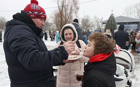 Гигантскую колбасу съели на рождественских гуляниях в Могилеве