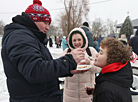 Гигантскую колбасу съели на рождественских гуляниях в Могилеве