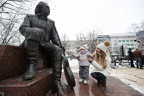 В день юбилея цветы к памятнику Владимира Мулявина возложили родные, коллеги-артисты и поклонники