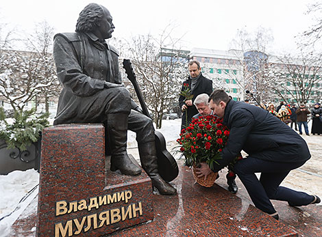 В день юбилея цветы к памятнику Владимира Мулявина возложили родные, коллеги-артисты и поклонники