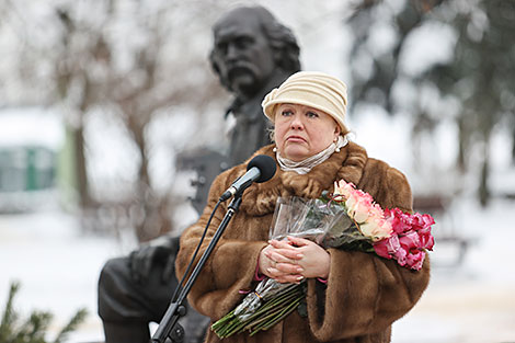 В день юбилея цветы к памятнику Владимира Мулявина возложили родные, коллеги-артисты и поклонники