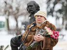 В день юбилея цветы к памятнику Владимира Мулявина возложили родные, коллеги-артисты и поклонники
