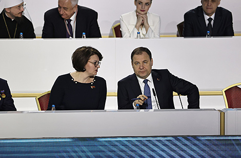 Первый заместитель министра здравоохранения Елена Богдан и премьер-министр Беларуси Роман Головченко