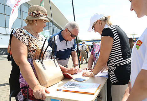 Campaign to collect presidential ballot nomination signatures gets underway in Belarus