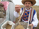 Белорусские "Засевки": весенние полевые работы начались с народного обряда