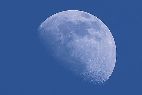 Луна на дневном небе над Гродно